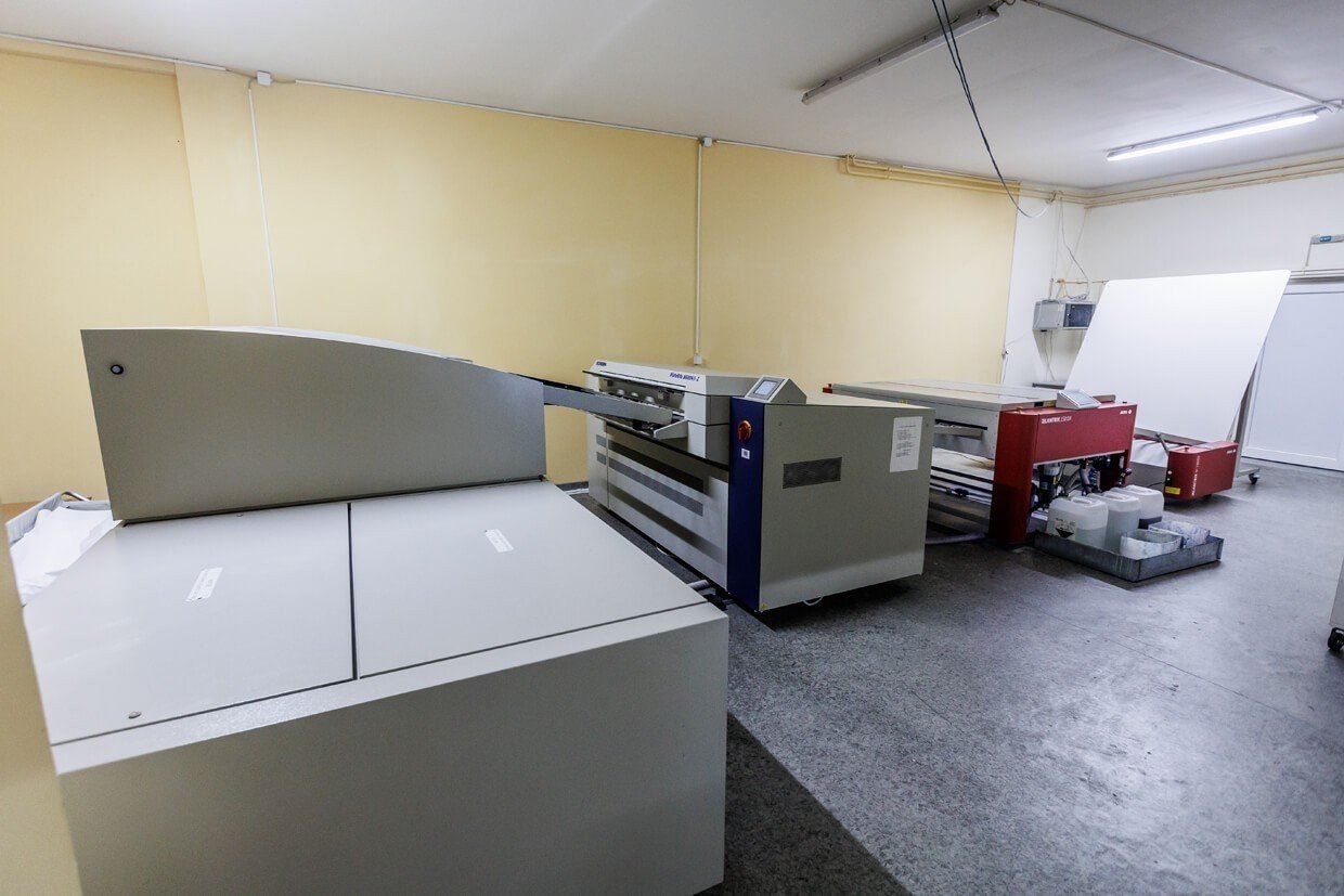 2022. Godine  Kupili smo i instalirali:  Uređaj za osvetljavanje ploča: 1 x SCREEN PT-R8600 NII-Z, kapaciteta 32 ploče/h, B1 formata