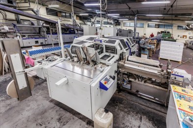 2020. Wir haben gekauft und installiert: Automatische Maschine zum Zusammenstellen von Hardcover-Umschlägen KOLBUS DA260, Kapazität 2.400 Stück/h