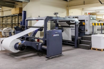 2021. Wir haben gekauft und installiert: Maschine zum Schneiden von Papier von der Rolle zum Blatt: Gehäuse HSC-1400A, Kapazität 300 m/min