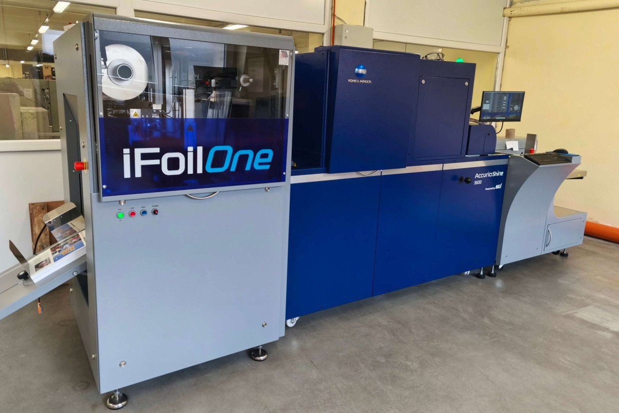 Februara 2025. godine kupljenja je i instalirana KONICA MINOLTA Accurio Shine 3600, mašina za UV lakiranje i foliotisak tabaka