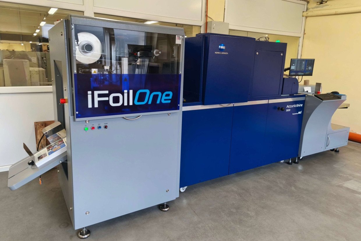 In February 2025, the KONICA MINOLTA Accurio Shine 3600, a UV varnishing and foil stamping machine, was purchased and installed.