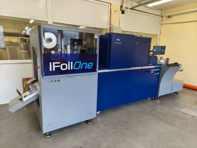 In February 2025, the KONICA MINOLTA Accurio Shine 3600, a UV varnishing and foil stamping machine, was purchased and installed.