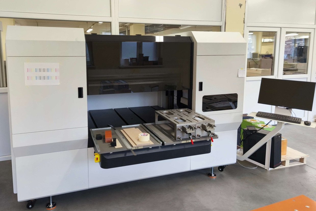 Marta 2025. godine kupljena je i instalirana HXCP – HXEP400, mašina za digitalnu štampu bočnih stranica knjiga