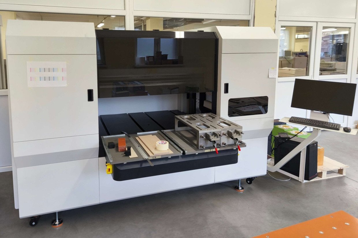 In March 2025, the HXCP – HXEP400, a digital edge print machine for book sides, was purchased and installed.