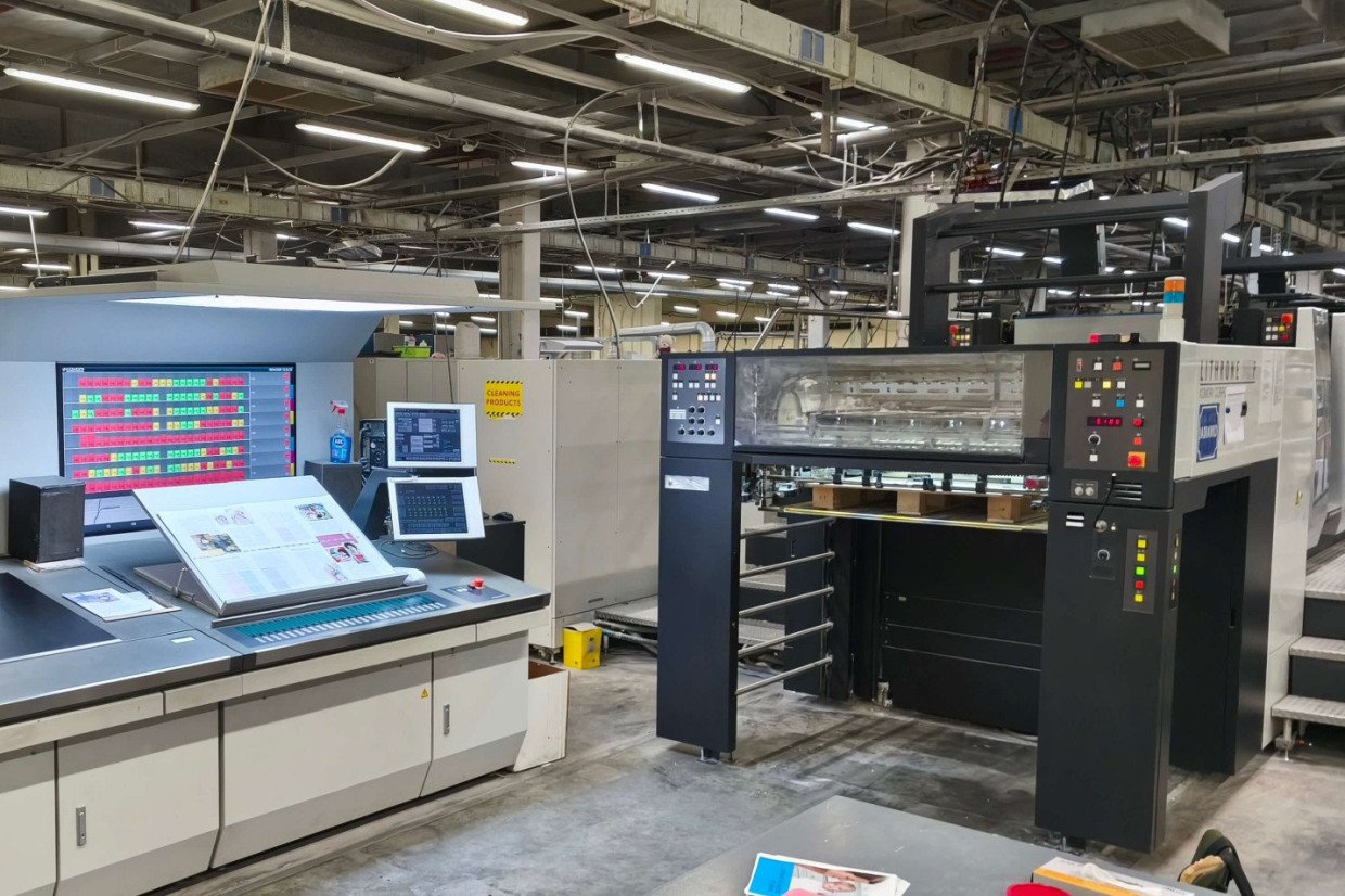 2024 szeptemberében megvásároltunk és telepítettünk egy KOMORI Lithrone G37P SW 4+4 nyolcszínes nyomdagépet.