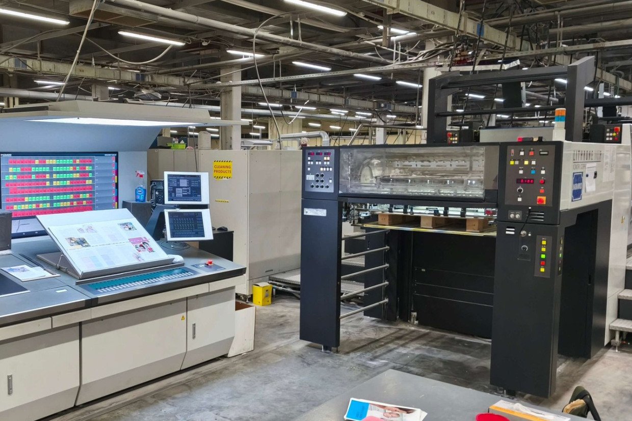 Im September 2024 wurde eine Achtfarbenmaschine KOMORI Lithrone G37P SW 4+4 gekauft und installiert.