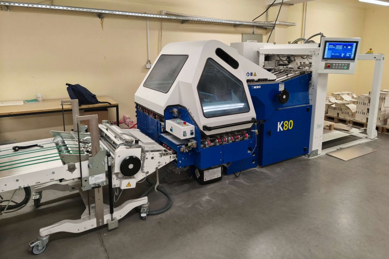 Im Januar 2025 wurde eine Bogenfalzmaschine MBO K-80 gekauft und installiert.